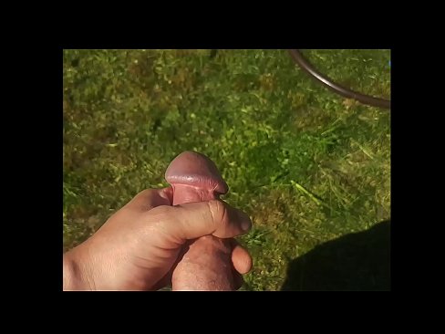 ❤️ Vroča lepotica dobi svojo rožnato pičko, ki jo jebe, in se zraven cmeri s curkom na poletnem vrtu ️❌ Sex video na porno sl.hotpornphotos.ru